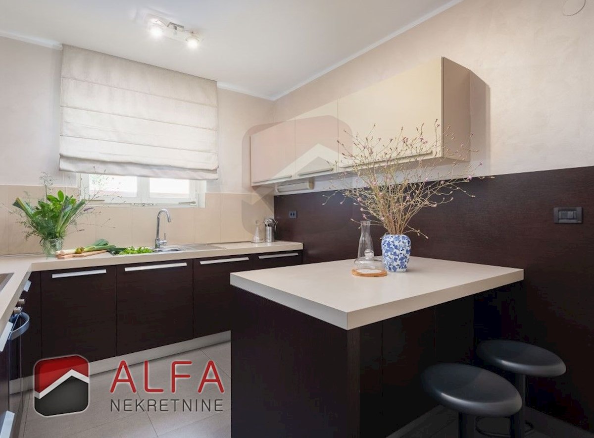 Hrvaška, Vodice: Prodaja luksuzne družinske vile z bazenom, garažo in pogledom na morje