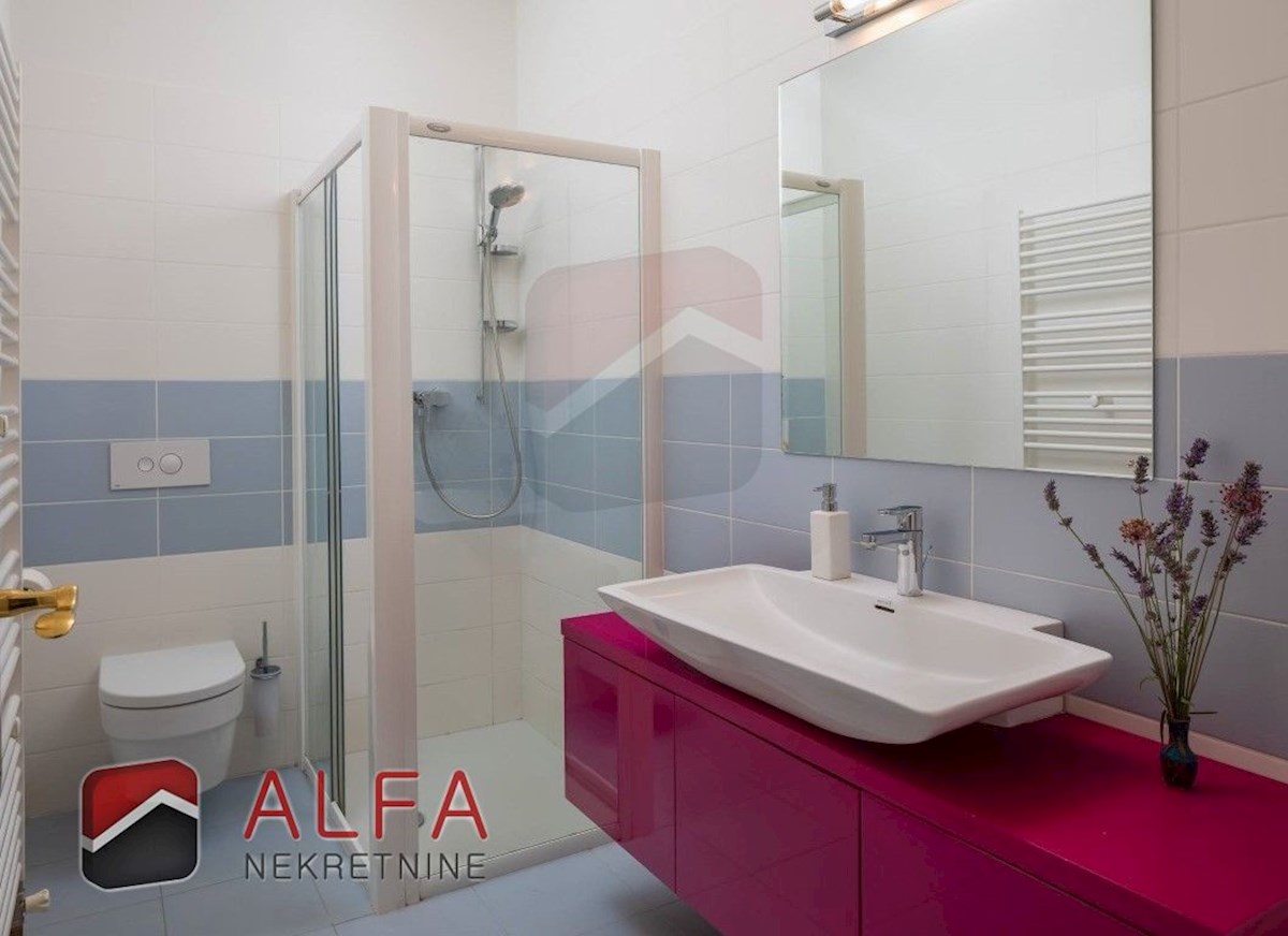 Hrvaška, Vodice: Prodaja luksuzne družinske vile z bazenom, garažo in pogledom na morje