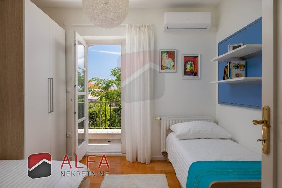 Hrvaška, Vodice: Prodaja luksuzne družinske vile z bazenom, garažo in pogledom na morje