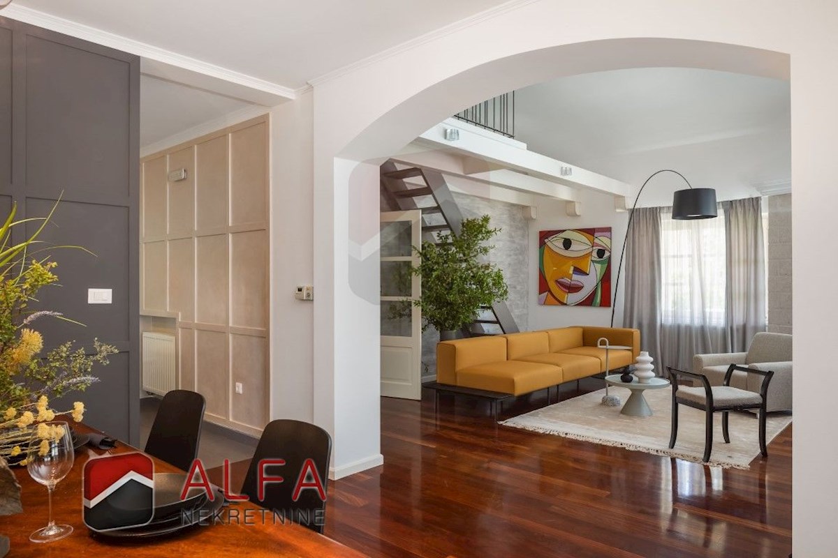 Hrvaška, Vodice: Prodaja luksuzne družinske vile z bazenom, garažo in pogledom na morje