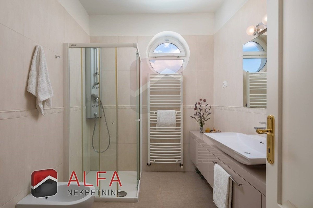 Hrvaška, Vodice: Prodaja luksuzne družinske vile z bazenom, garažo in pogledom na morje