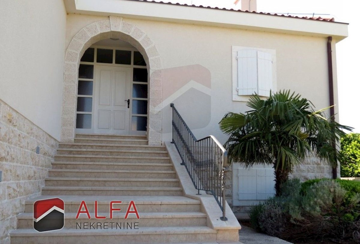 Hrvaška, Vodice: Prodaja luksuzne družinske vile z bazenom, garažo in pogledom na morje