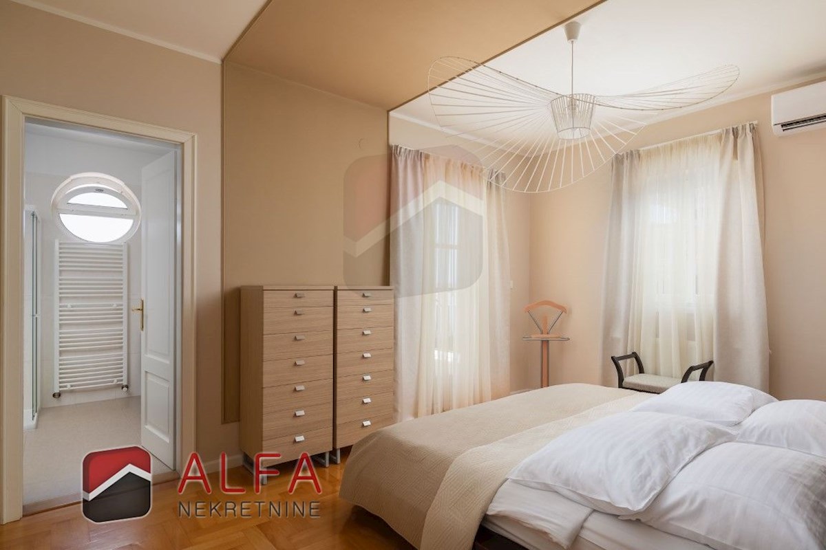 Hrvaška, Vodice: Prodaja luksuzne družinske vile z bazenom, garažo in pogledom na morje