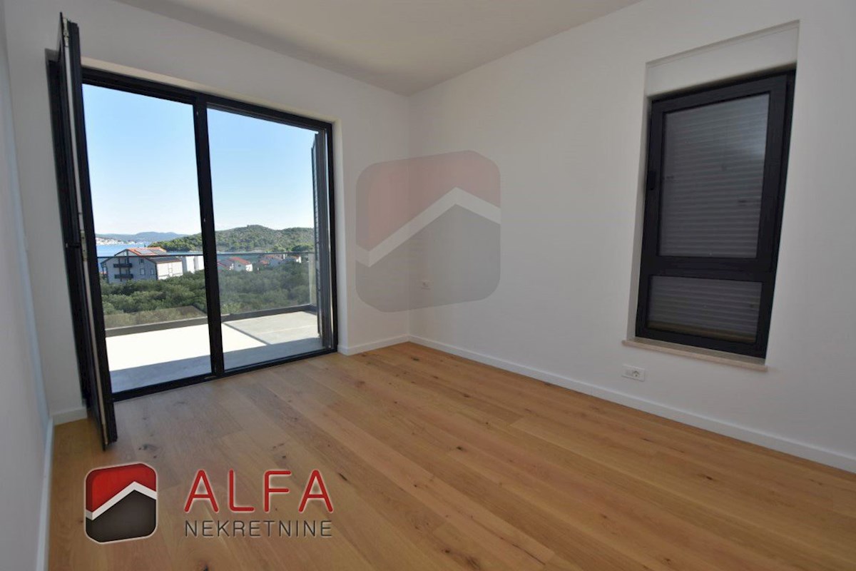 Hrvaška, otok Murter, Betina – ATRAKTIVNO – nova luksuzna družinska vila naprodaj, bazen, garaža in pogled na morje