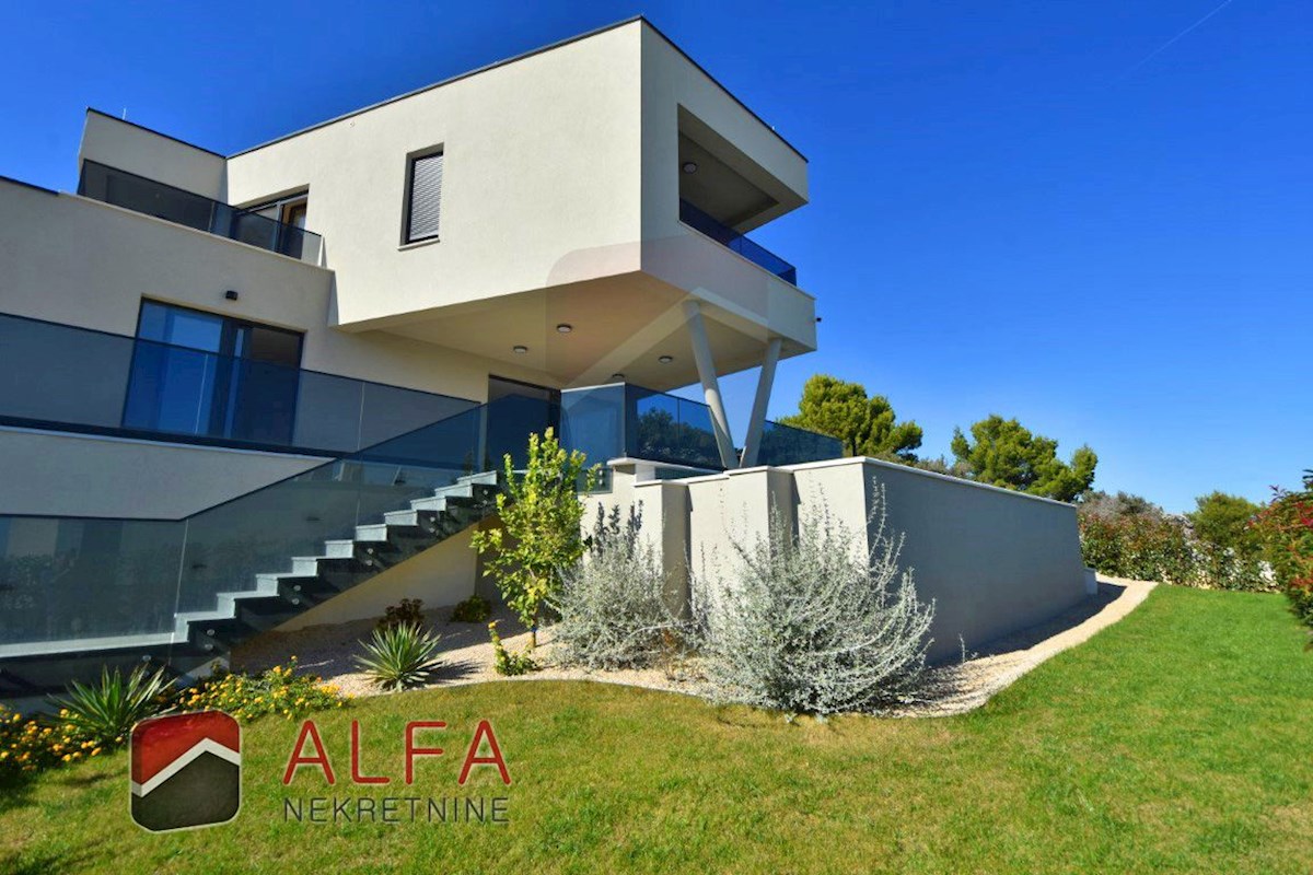 Hrvaška, otok Murter, Betina – ATRAKTIVNO – nova luksuzna družinska vila naprodaj, bazen, garaža in pogled na morje