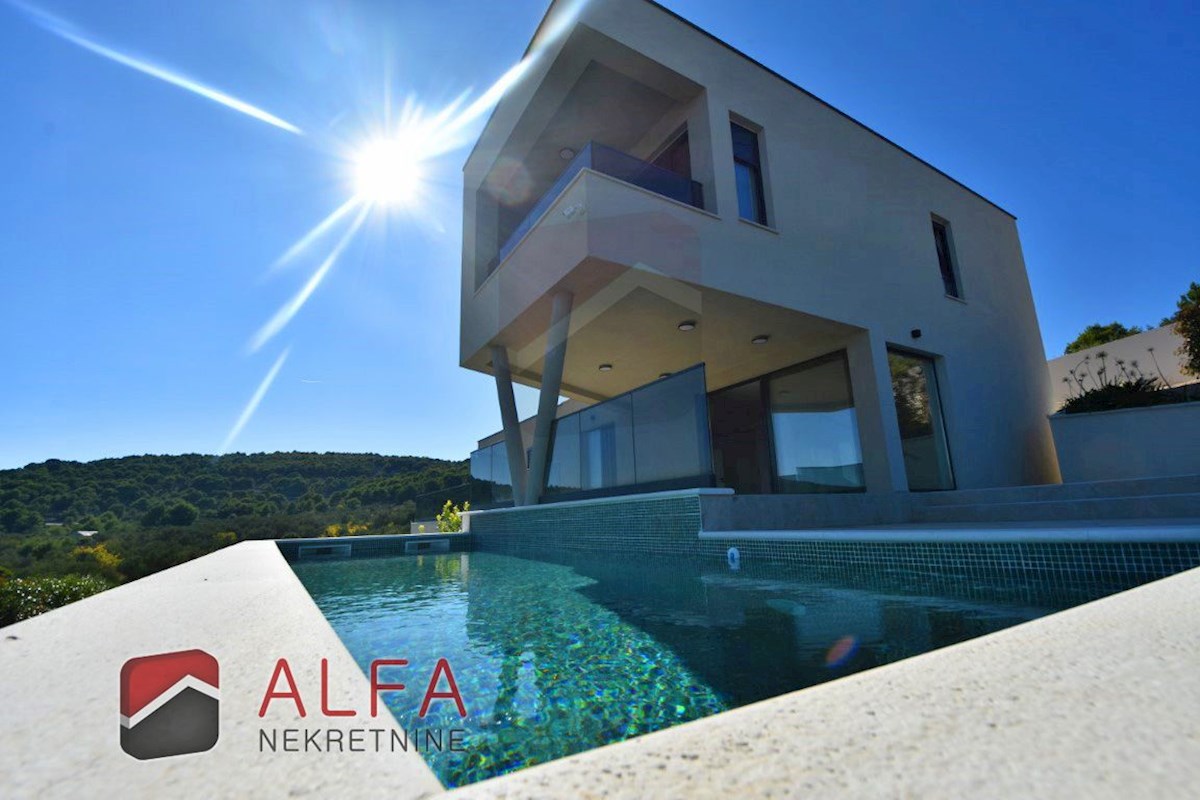 Hrvaška, otok Murter, Betina – ATRAKTIVNO – nova luksuzna družinska vila naprodaj, bazen, garaža in pogled na morje