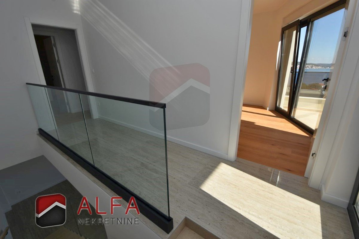 Hrvaška, otok Murter, Betina – ATRAKTIVNO – nova luksuzna družinska vila naprodaj, bazen, garaža in pogled na morje