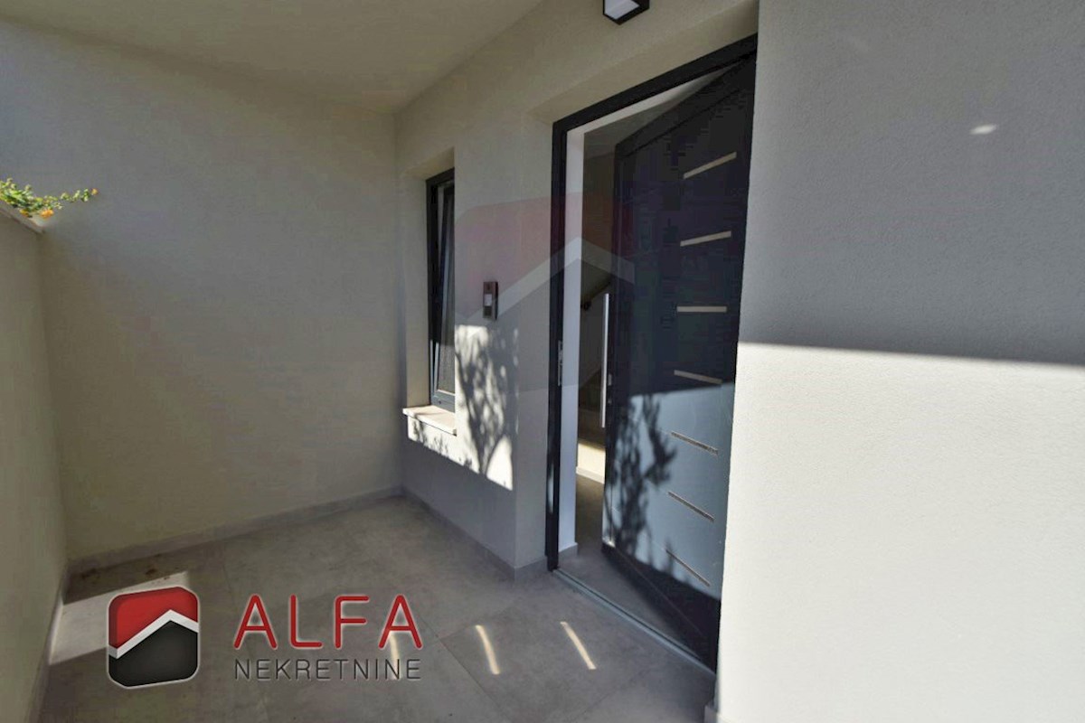 Hrvaška, otok Murter, Betina – ATRAKTIVNO – nova luksuzna družinska vila naprodaj, bazen, garaža in pogled na morje