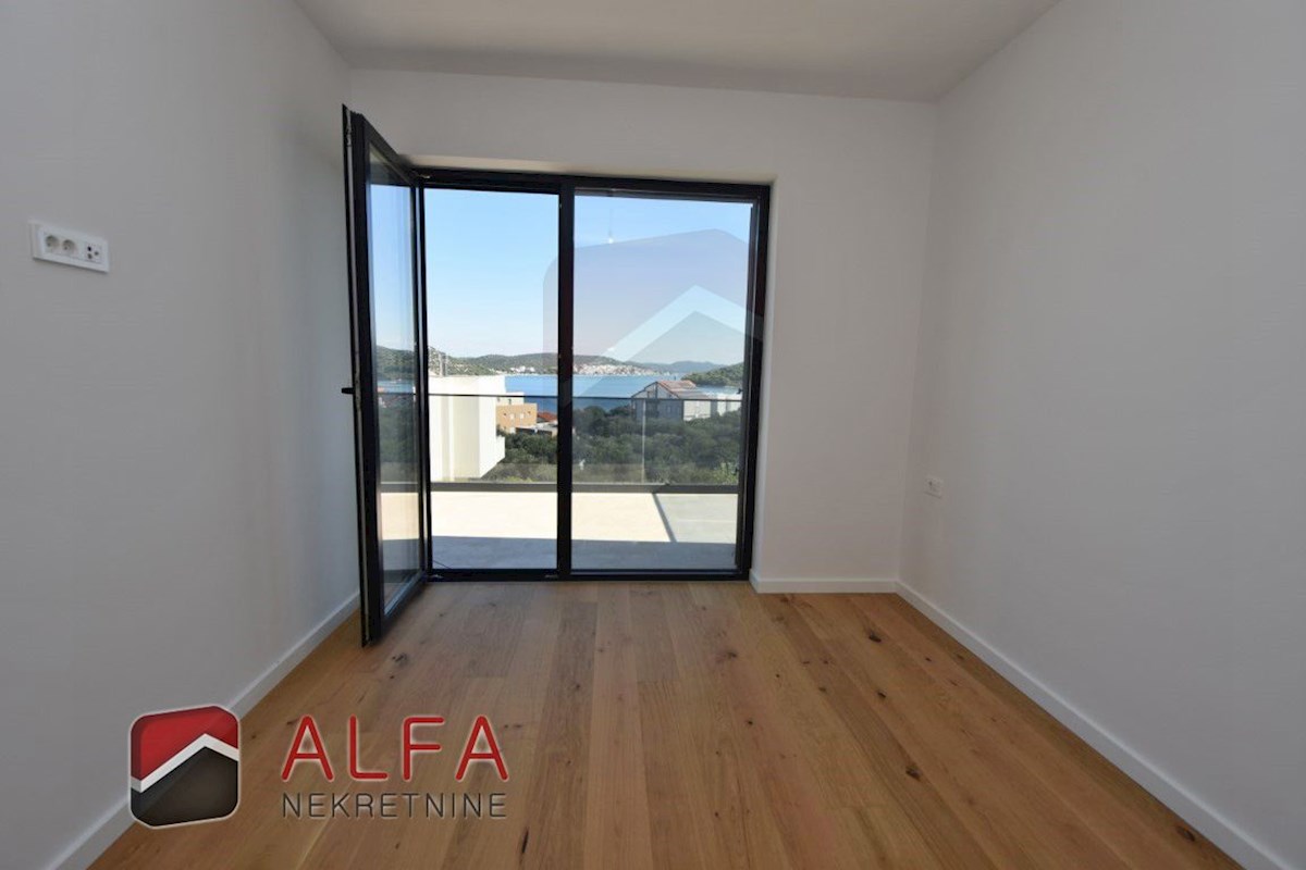 Hrvaška, otok Murter, Betina – ATRAKTIVNO – nova luksuzna družinska vila naprodaj, bazen, garaža in pogled na morje