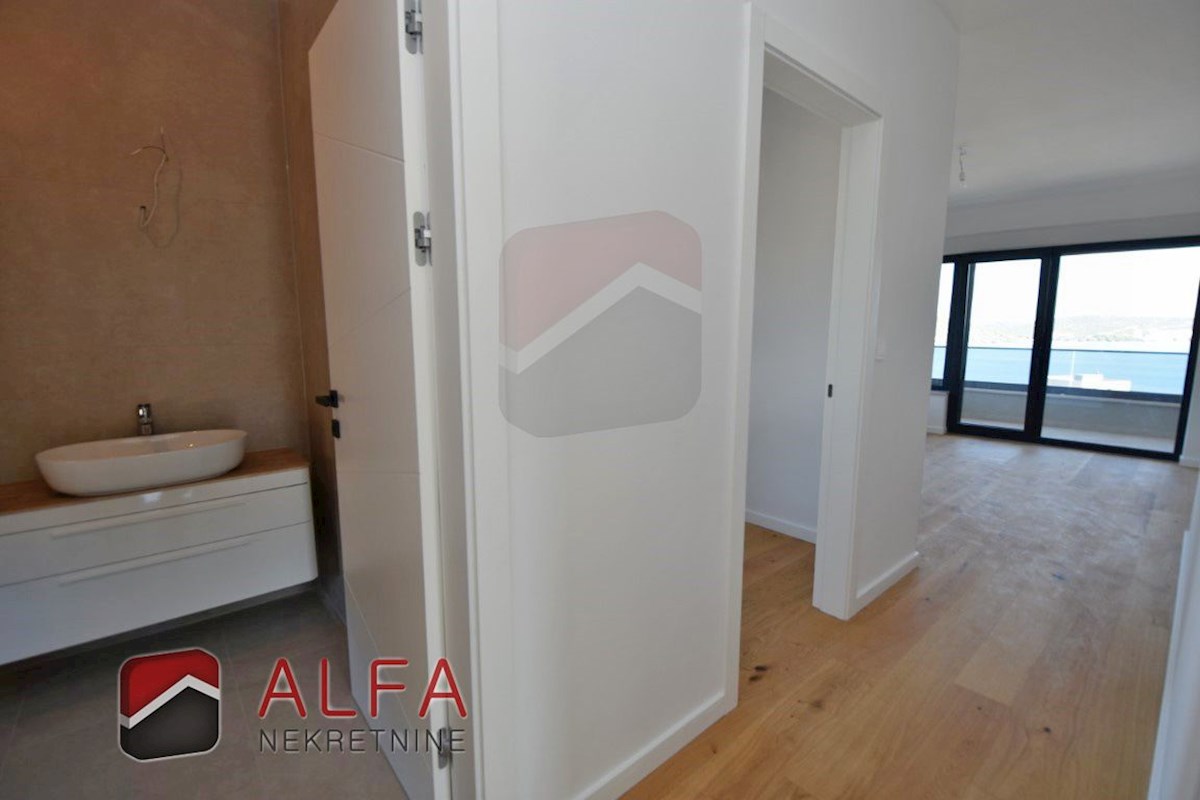 Hrvaška, otok Murter, Betina – ATRAKTIVNO – nova luksuzna družinska vila naprodaj, bazen, garaža in pogled na morje