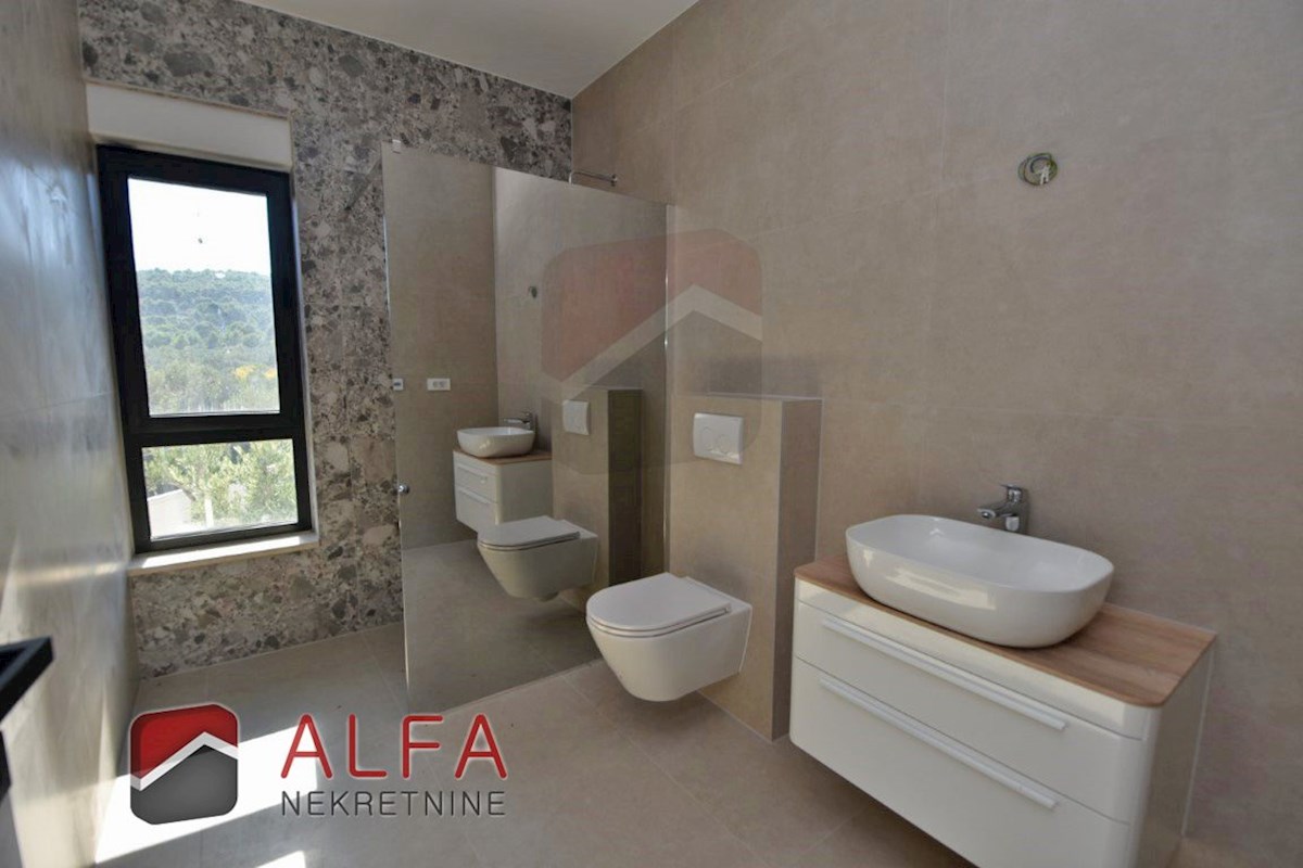 Hrvaška, otok Murter, Betina – ATRAKTIVNO – nova luksuzna družinska vila naprodaj, bazen, garaža in pogled na morje