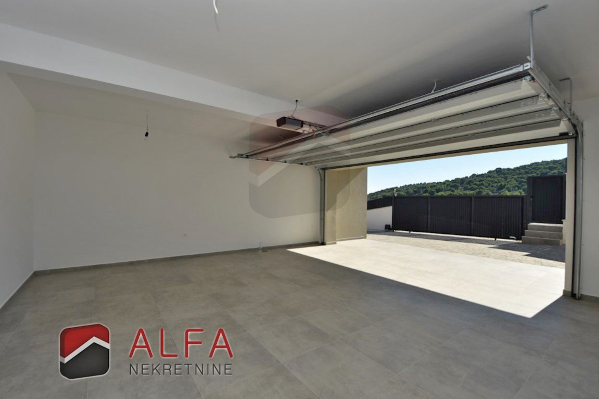 Hrvaška, otok Murter, Betina – ATRAKTIVNO – nova luksuzna družinska vila naprodaj, bazen, garaža in pogled na morje