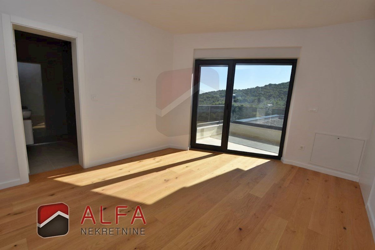 Hrvaška, otok Murter, Betina – ATRAKTIVNO – nova luksuzna družinska vila naprodaj, bazen, garaža in pogled na morje