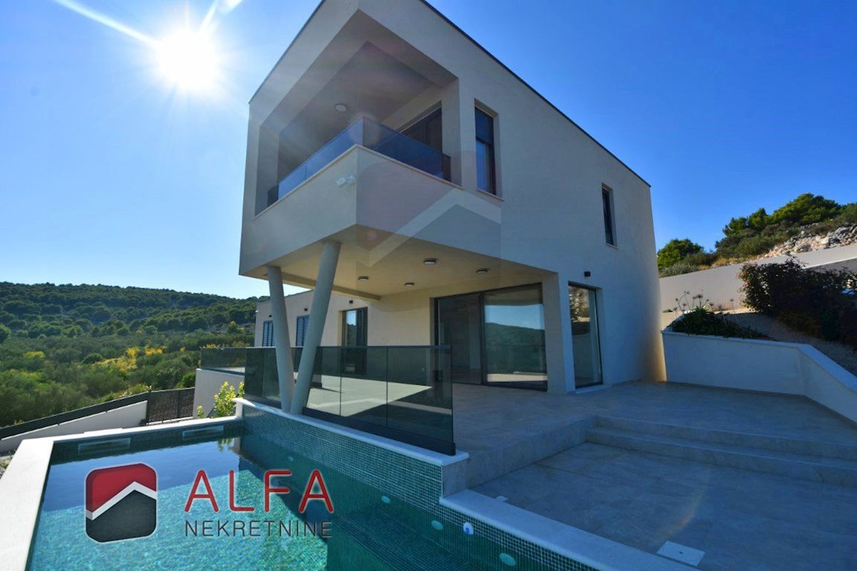 Hrvaška, otok Murter, Betina – ATRAKTIVNO – nova luksuzna družinska vila naprodaj, bazen, garaža in pogled na morje