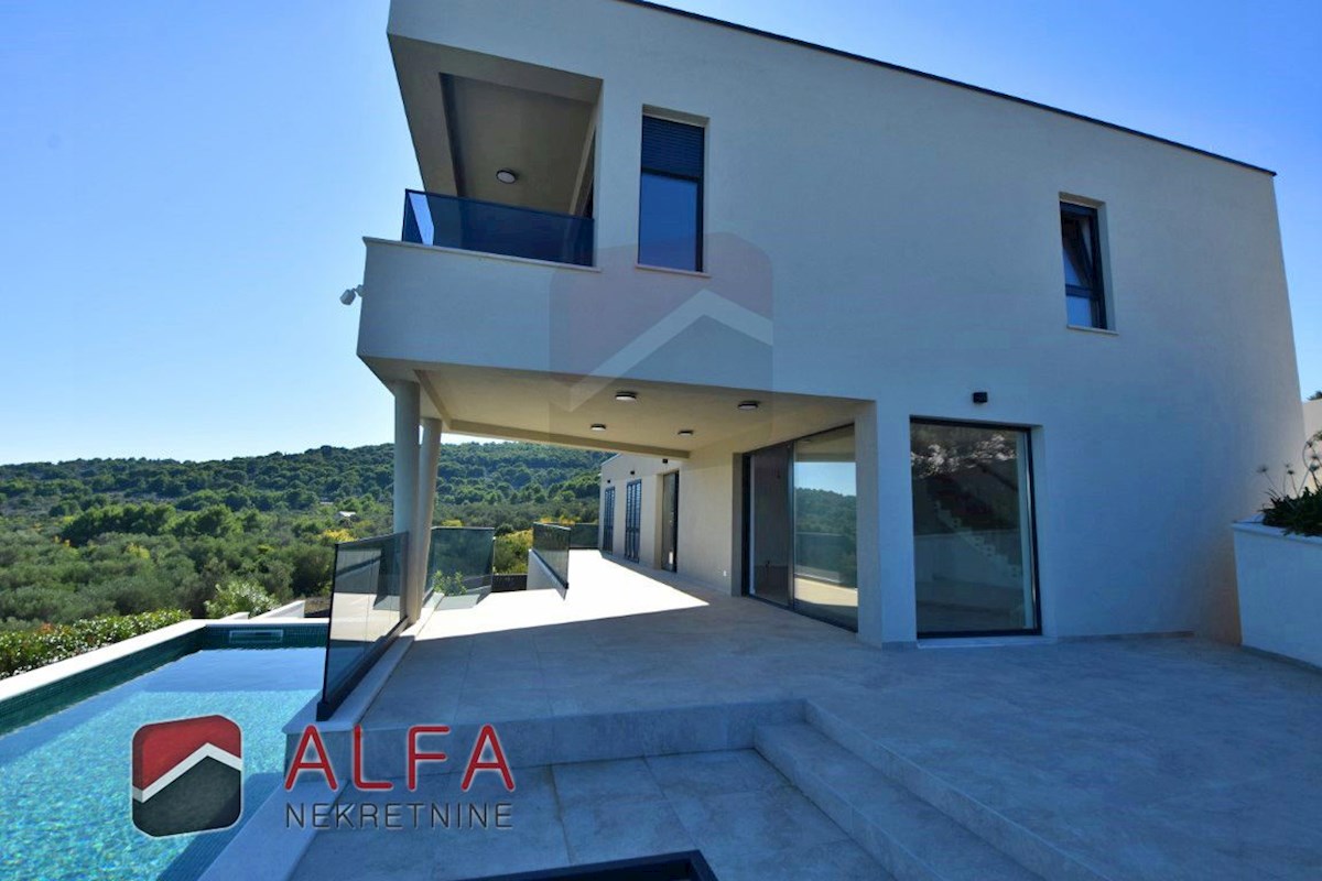 Hrvaška, otok Murter, Betina – ATRAKTIVNO – nova luksuzna družinska vila naprodaj, bazen, garaža in pogled na morje