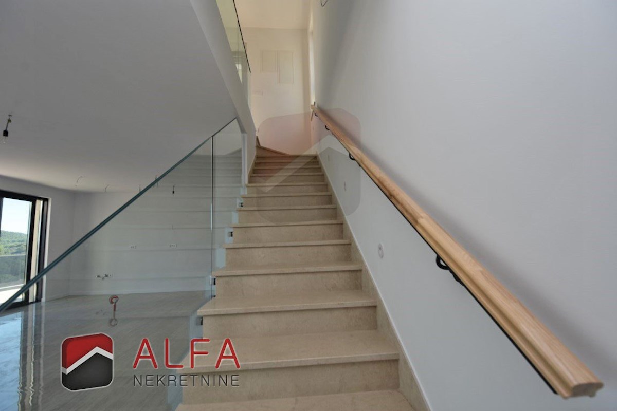 Hrvaška, otok Murter, Betina – ATRAKTIVNO – nova luksuzna družinska vila naprodaj, bazen, garaža in pogled na morje