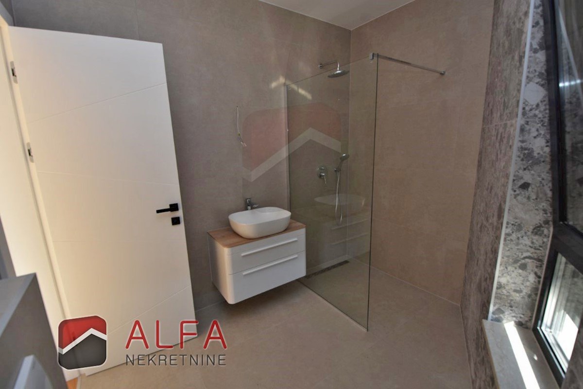 Hrvaška, otok Murter, Betina – ATRAKTIVNO – nova luksuzna družinska vila naprodaj, bazen, garaža in pogled na morje