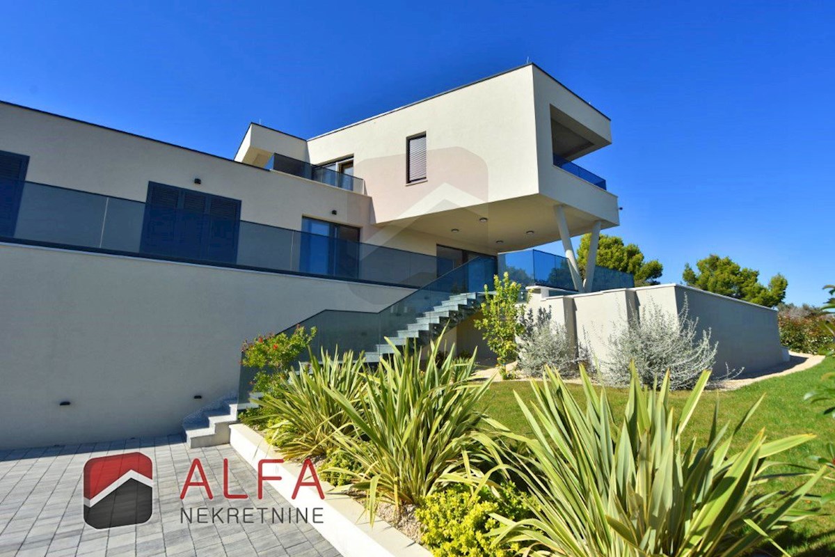 Hrvaška, otok Murter, Betina – ATRAKTIVNO – nova luksuzna družinska vila naprodaj, bazen, garaža in pogled na morje