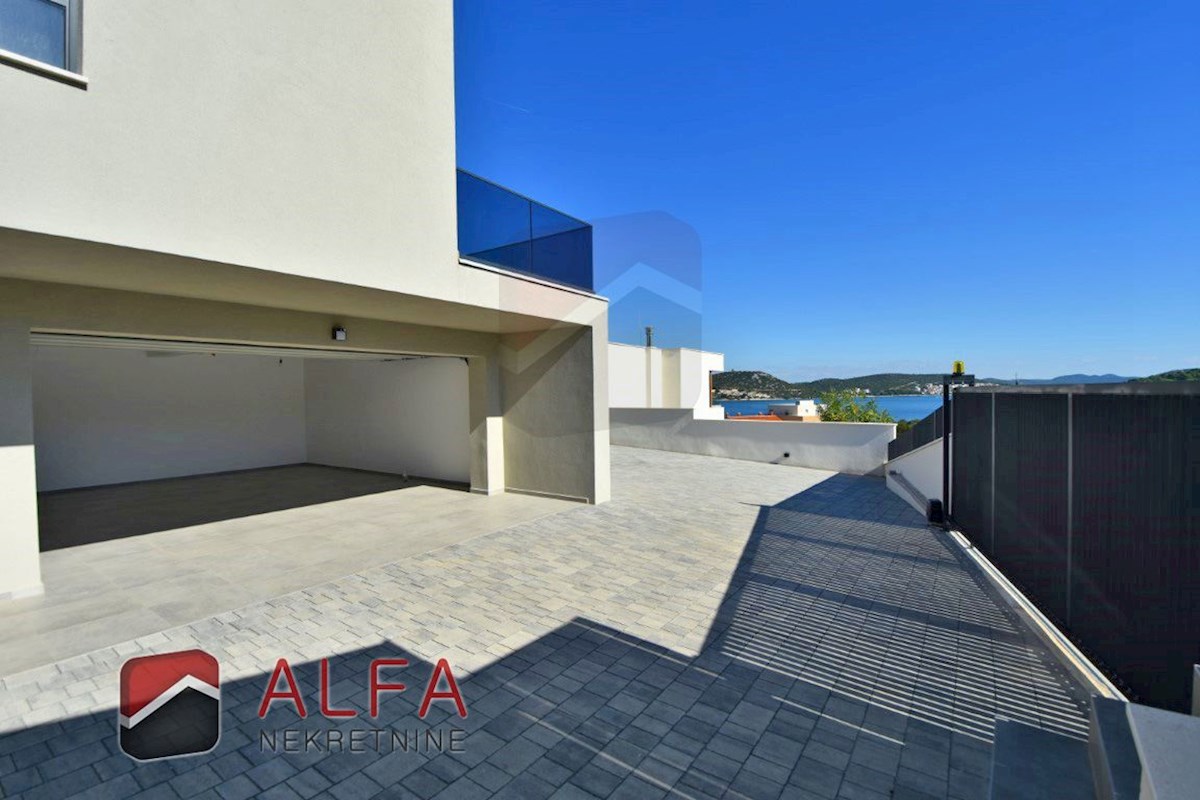 Hrvaška, otok Murter, Betina – ATRAKTIVNO – nova luksuzna družinska vila naprodaj, bazen, garaža in pogled na morje