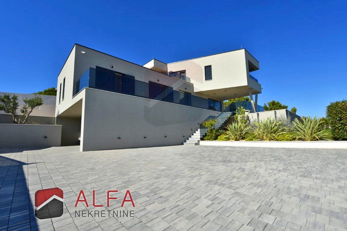 Hrvaška, otok Murter, Betina – ATRAKTIVNO – nova luksuzna družinska vila naprodaj, bazen, garaža in pogled na morje