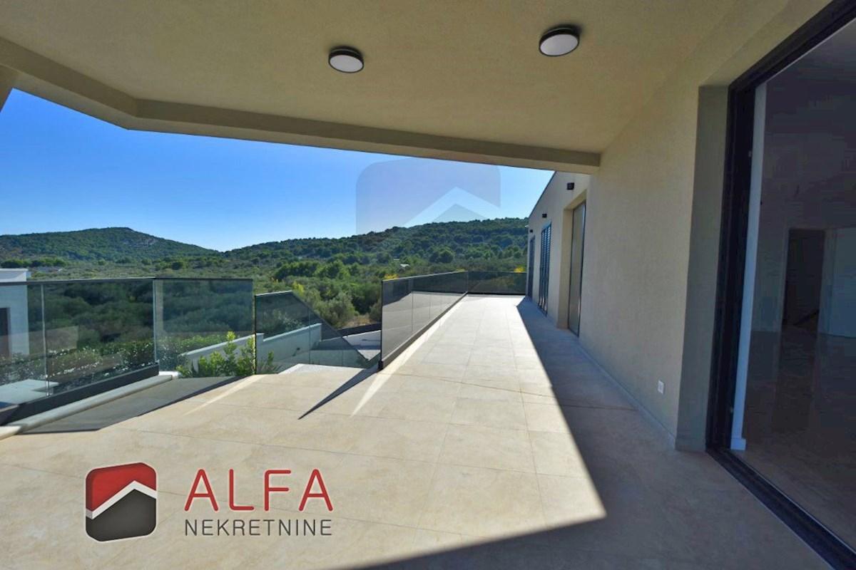 Hrvaška, otok Murter, Betina – ATRAKTIVNO – nova luksuzna družinska vila naprodaj, bazen, garaža in pogled na morje