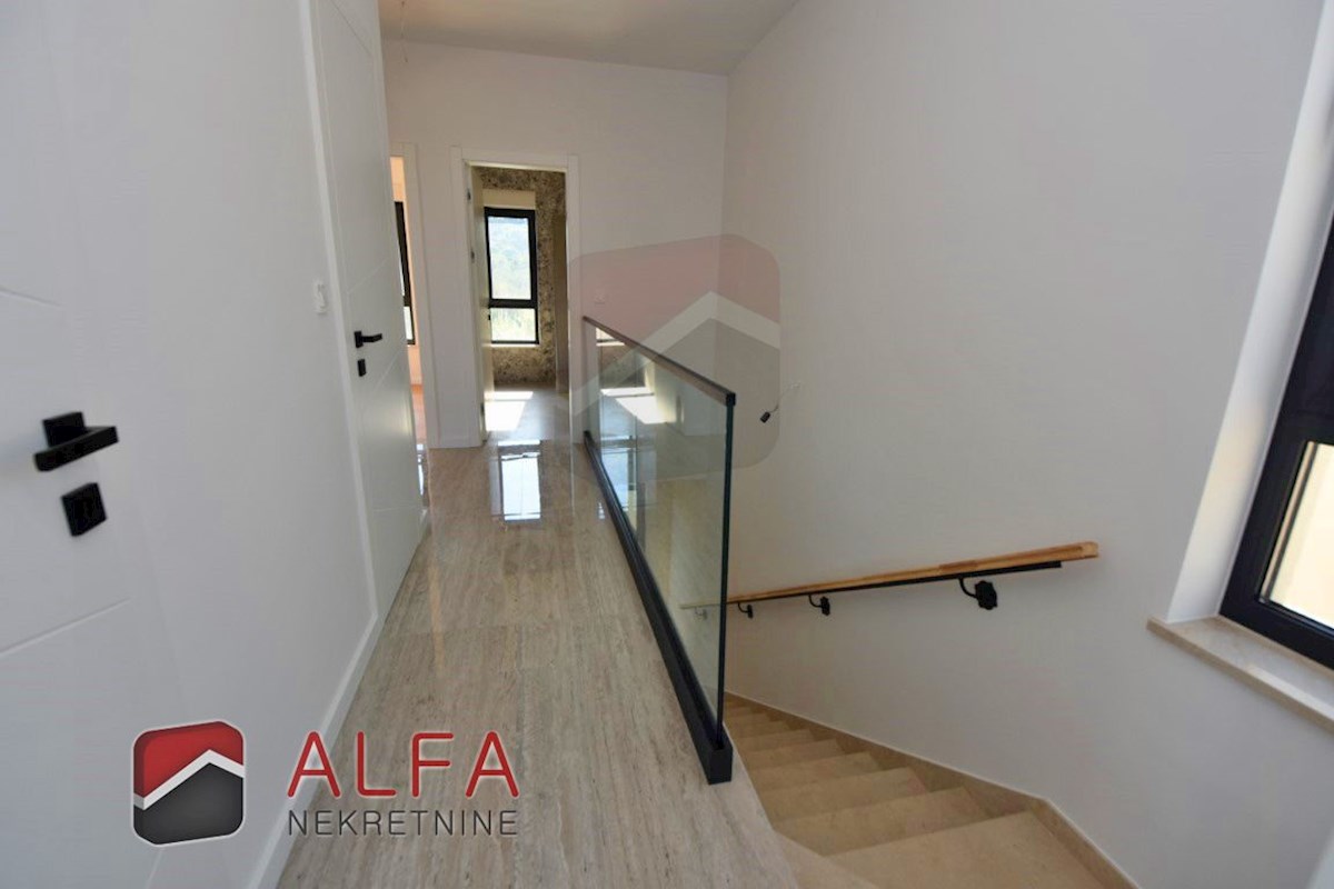 Hrvaška, otok Murter, Betina – ATRAKTIVNO – nova luksuzna družinska vila naprodaj, bazen, garaža in pogled na morje