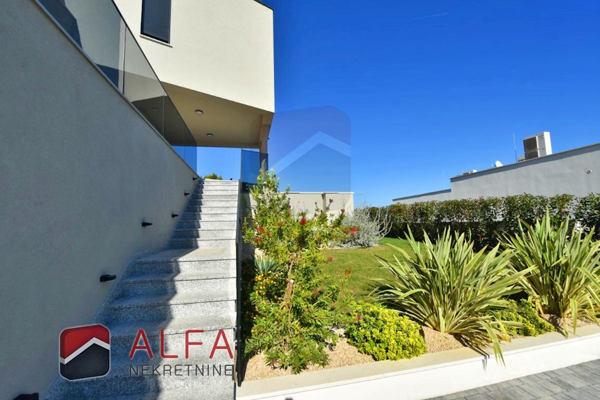 Hrvaška, otok Murter, Betina – ATRAKTIVNO – nova luksuzna družinska vila naprodaj, bazen, garaža in pogled na morje