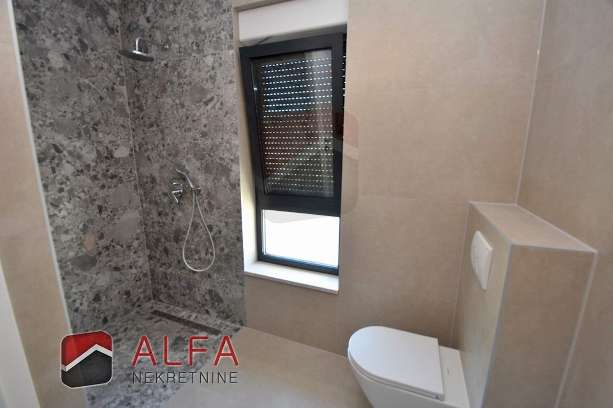 Hrvaška, otok Murter, Betina – ATRAKTIVNO – nova luksuzna družinska vila naprodaj, bazen, garaža in pogled na morje