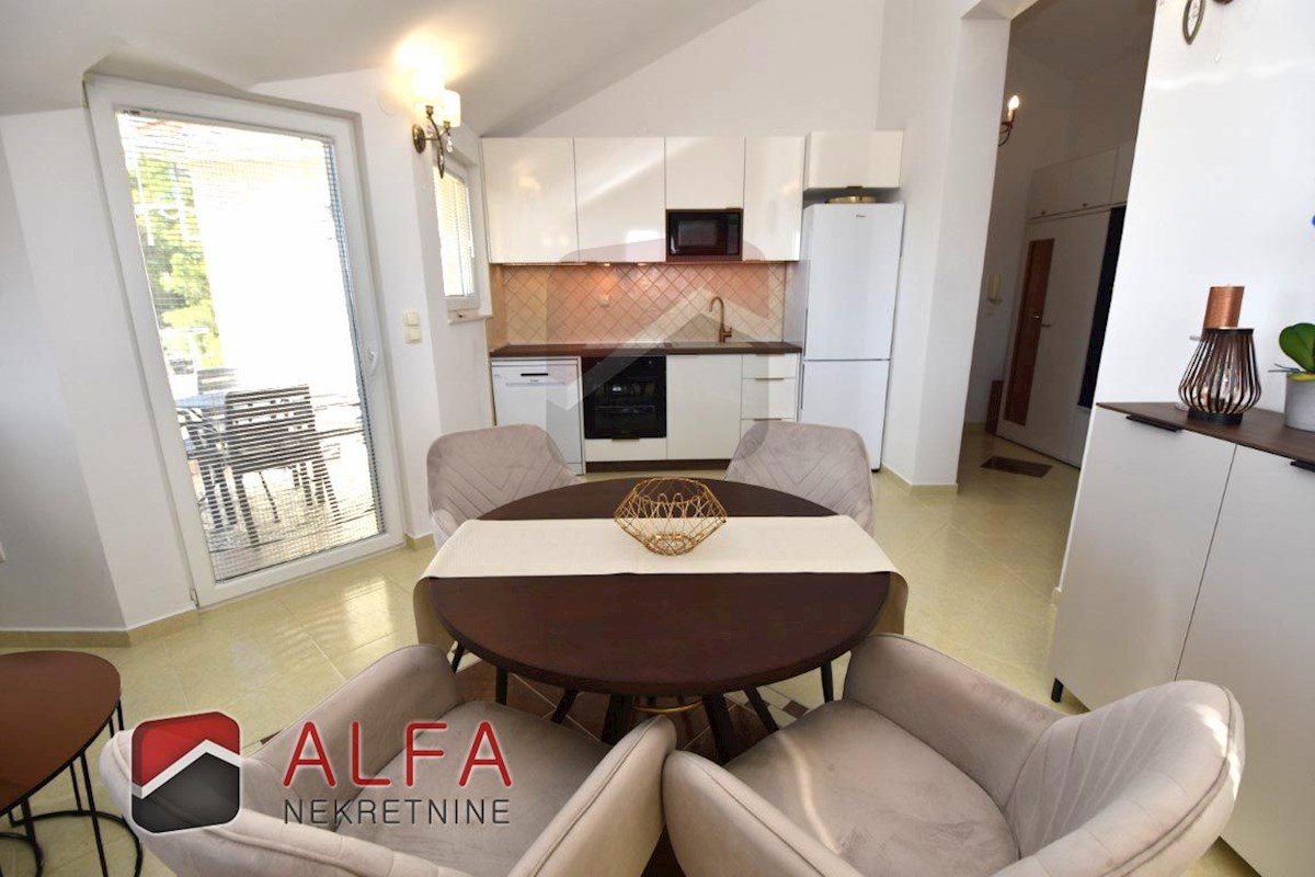 Hrvaška, Vodice, prodaja čudovito opremljeno dvosobno stanovanje v bližini morja