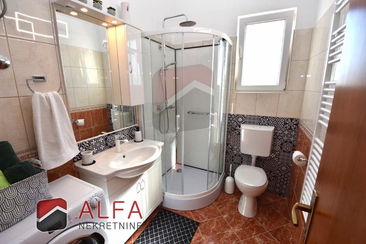 Hrvaška, Vodice, prodaja čudovito opremljeno dvosobno stanovanje v bližini morja