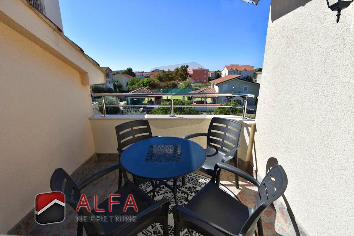 Hrvaška, Vodice, prodaja čudovito opremljeno dvosobno stanovanje v bližini morja