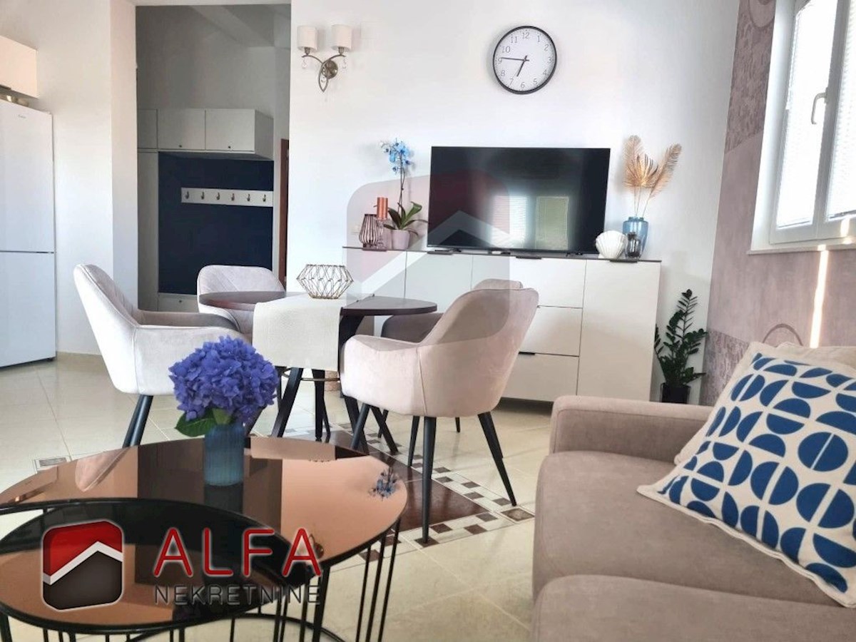 Hrvaška, Vodice, prodaja čudovito opremljeno dvosobno stanovanje v bližini morja