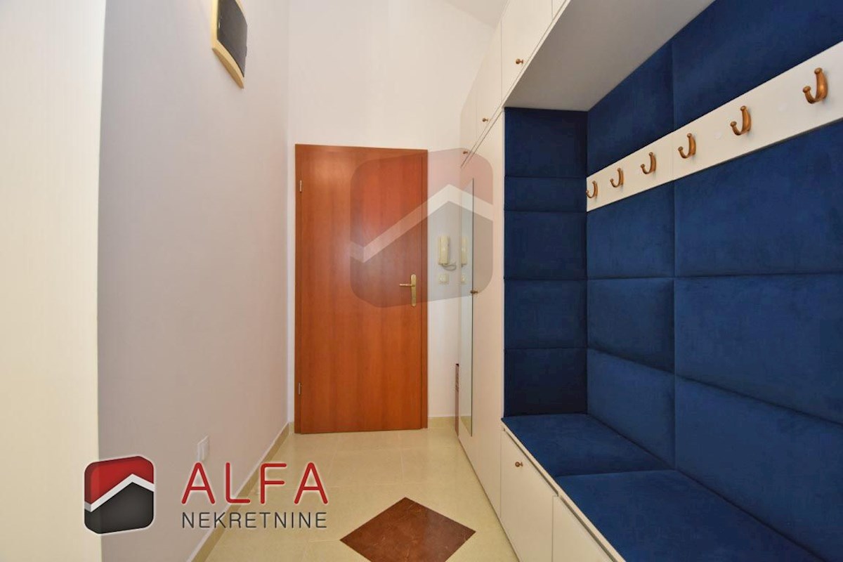 Hrvaška, Vodice, prodaja čudovito opremljeno dvosobno stanovanje v bližini morja