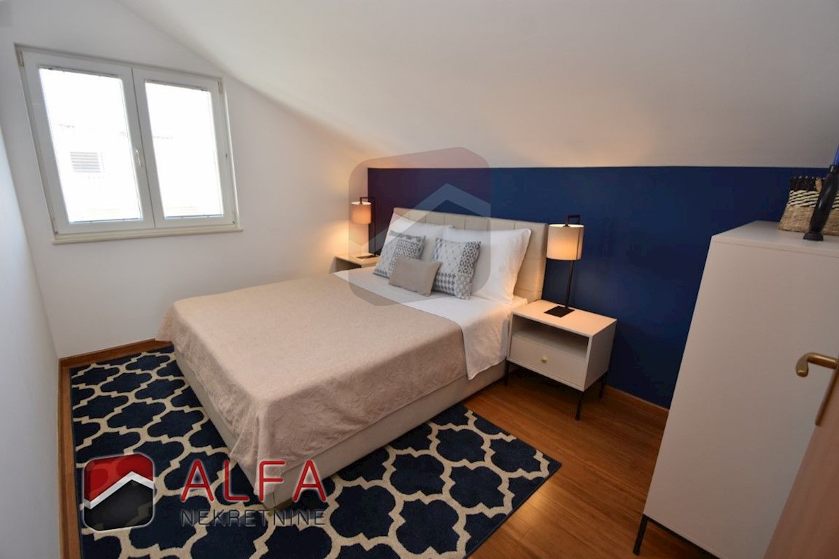 Hrvaška, Vodice, prodaja čudovito opremljeno dvosobno stanovanje v bližini morja