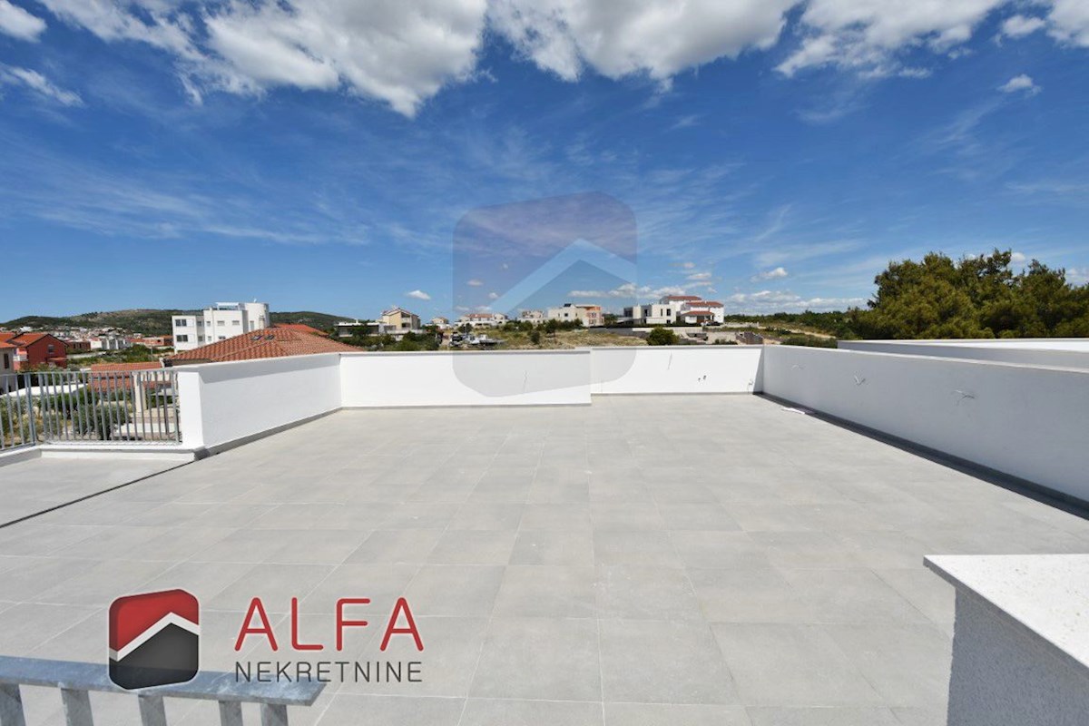 Hrvaška, Vodice, novogradnja, prodamo udobno stanovanje v prvem nadstropju + strešna terasa