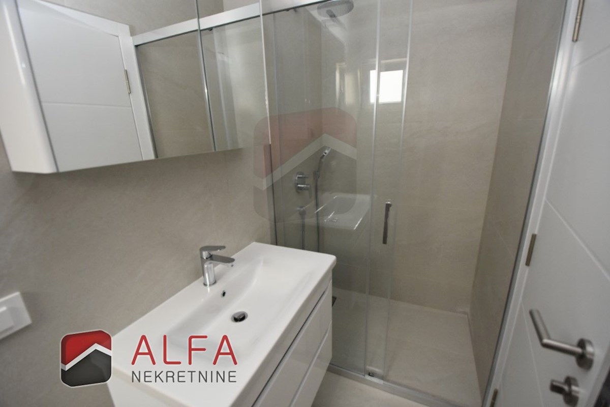 Hrvaška, Vodice, novogradnja, prodamo udobno stanovanje v prvem nadstropju + strešna terasa