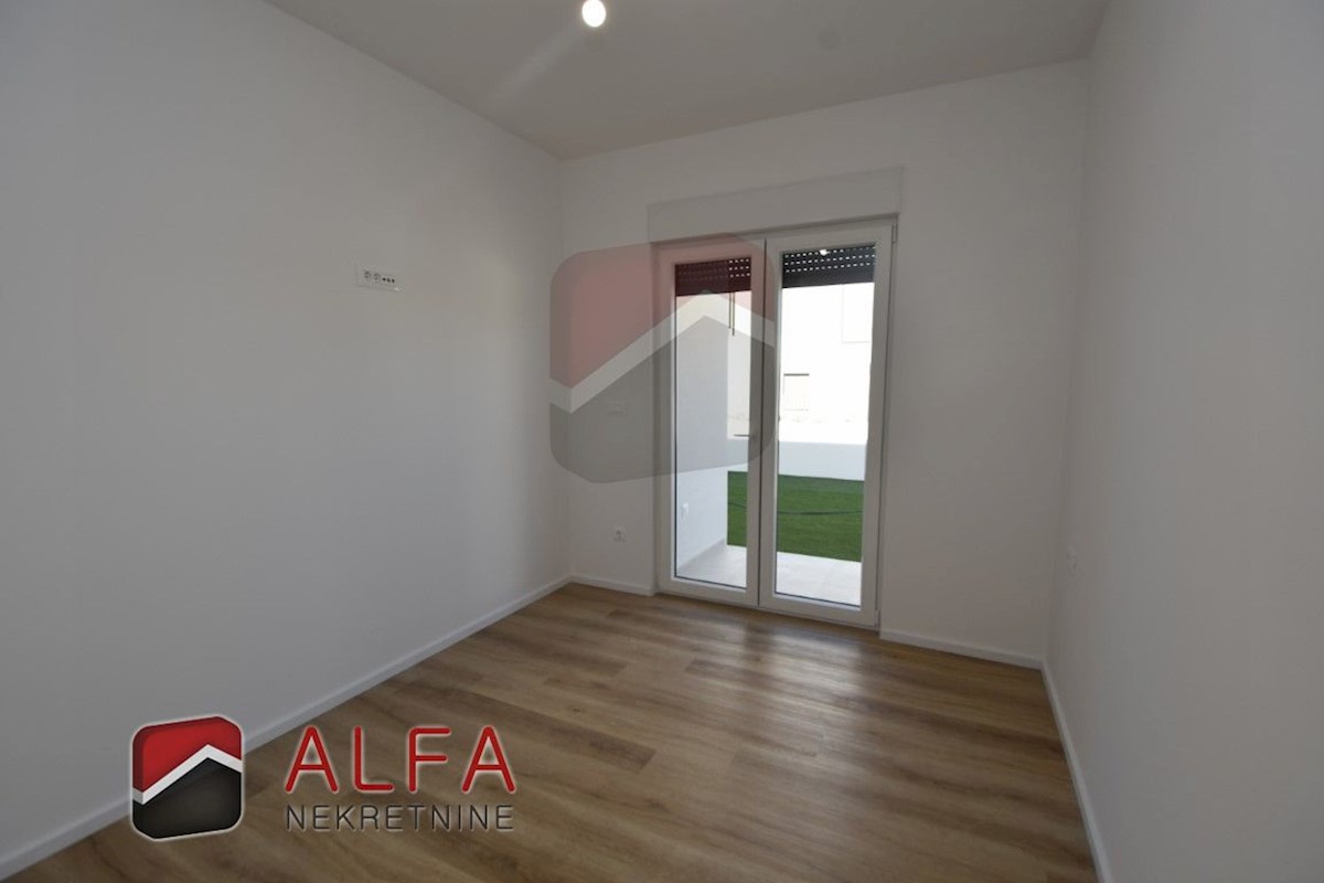 Hrvaška, Vodice, novogradnja, prodaja trisobni apartma, pritličje, vrt
