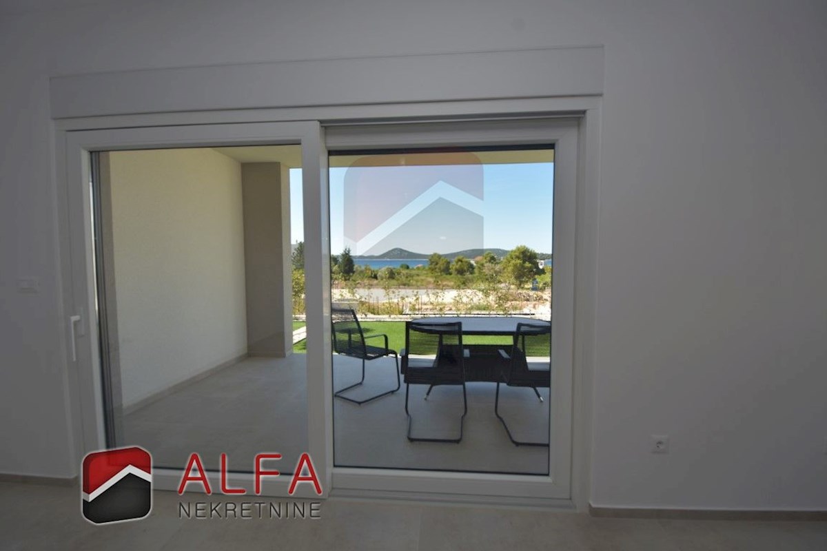 Hrvaška, Vodice, novogradnja, prodaja trisobni apartma, pritličje, vrt