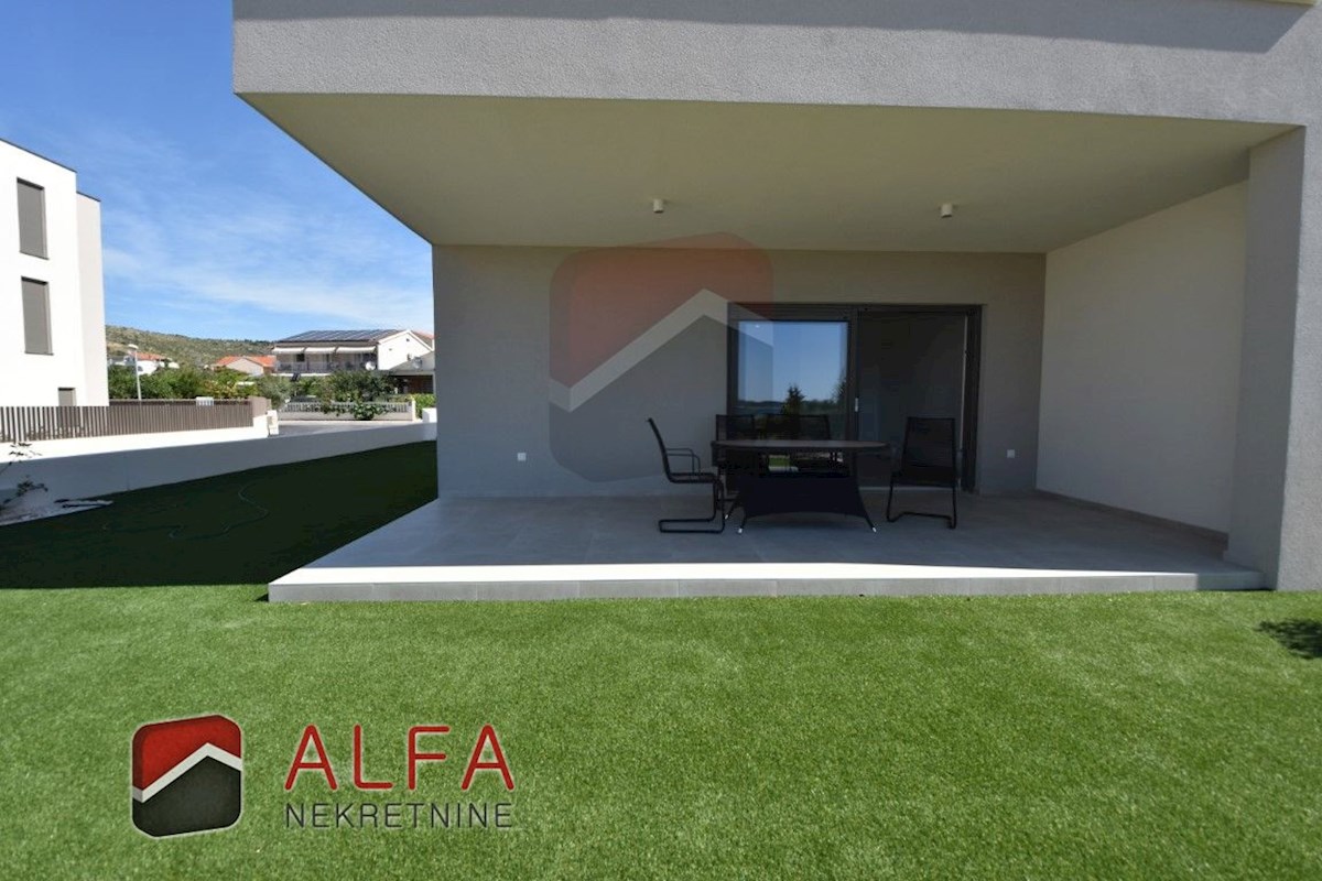 Hrvaška, Vodice, novogradnja, prodaja trisobni apartma, pritličje, vrt