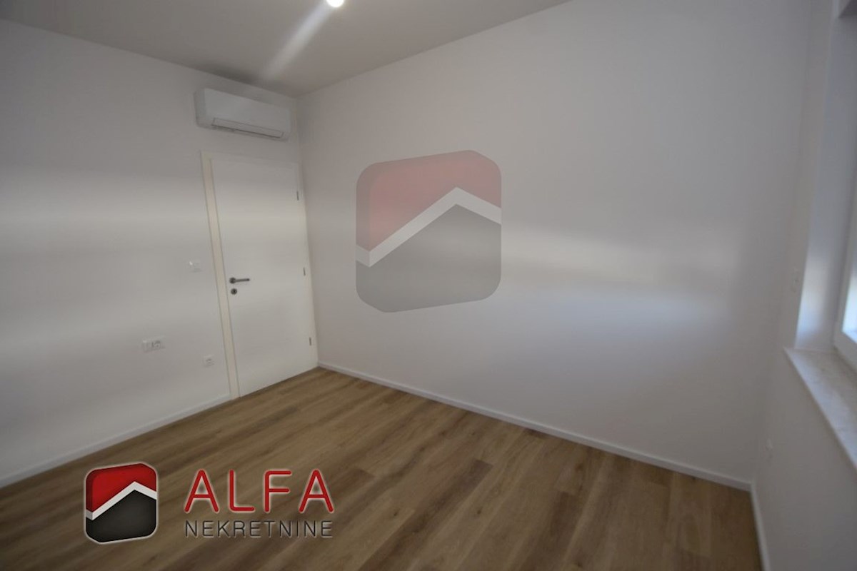 Hrvaška, Vodice, novogradnja, prodaja trisobni apartma, pritličje, vrt