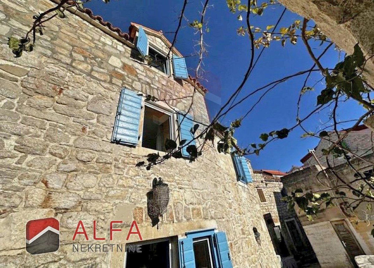 Hrvaška, otok Prvić, Šepurine, prodaja stara kamnita hiša s pogledom na morje