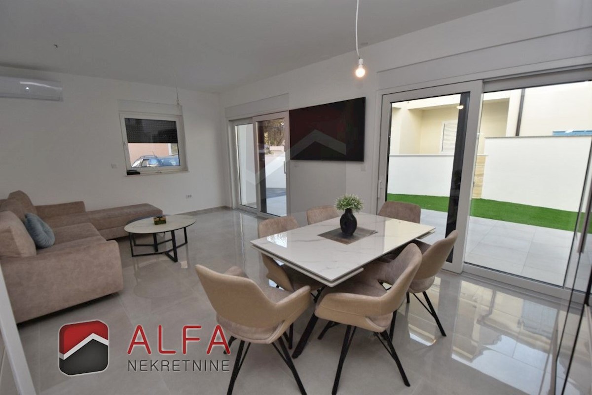 Hrvaška, Vodice, Srima, prodaja nova opremljena polpritlična hiša, blizu morja