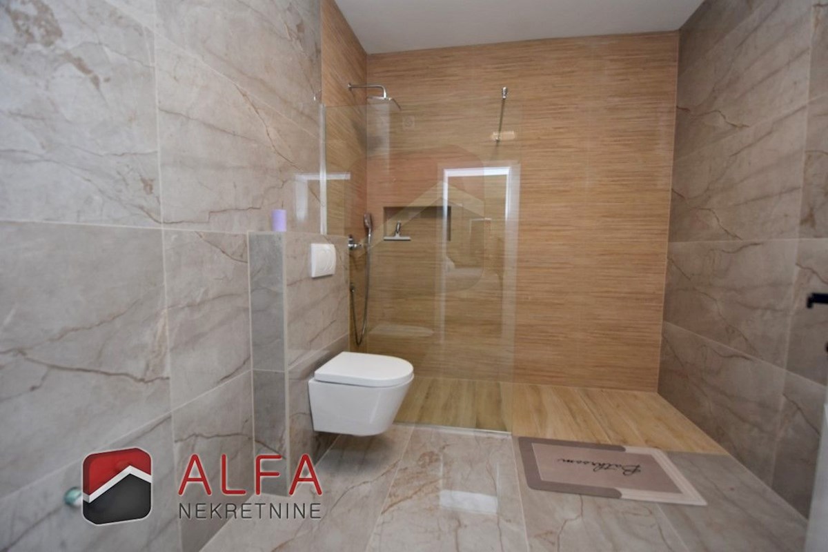 Hrvaška, Vodice, Srima, prodaja nova opremljena polpritlična hiša, blizu morja