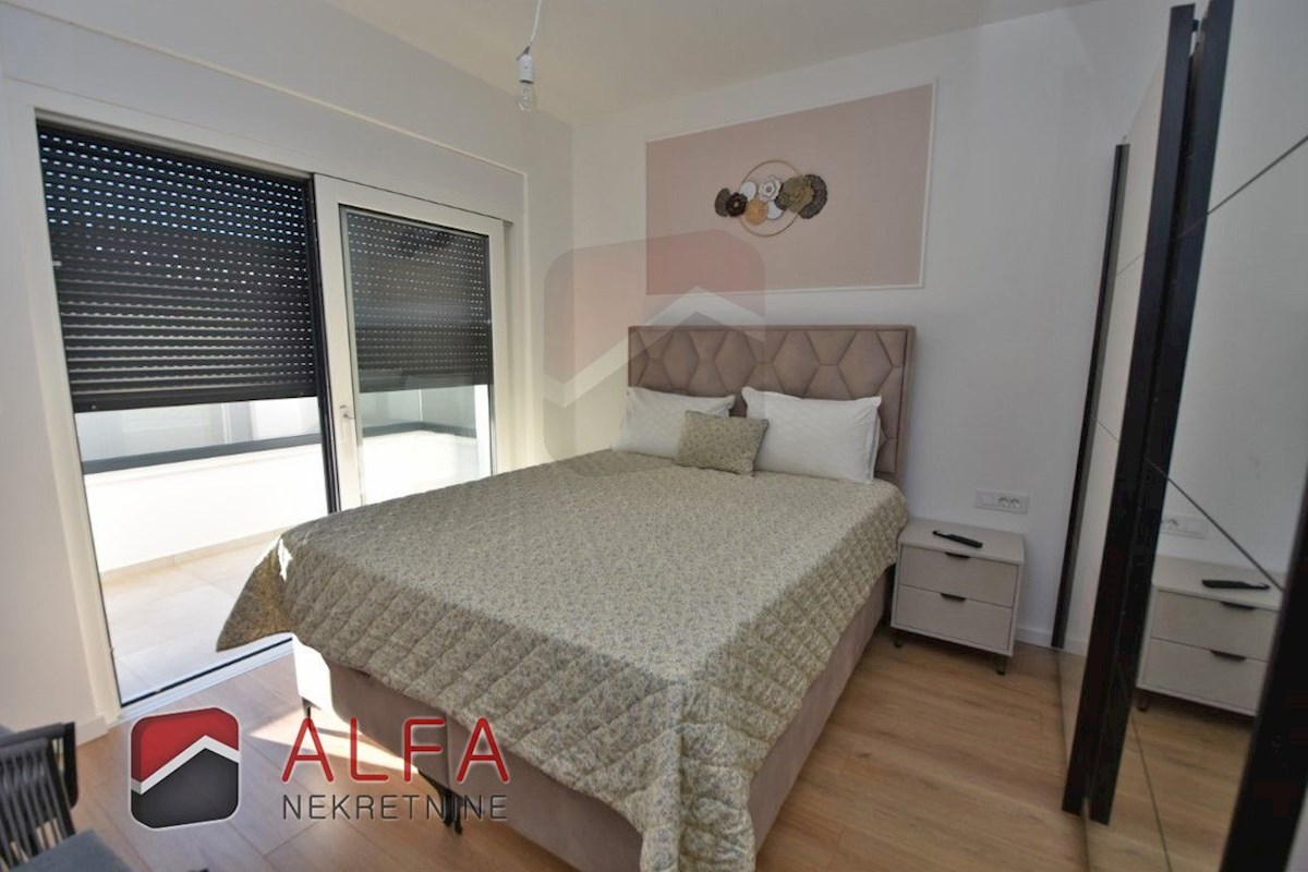 Hrvaška, Vodice, Srima, prodaja nova opremljena polpritlična hiša, blizu morja