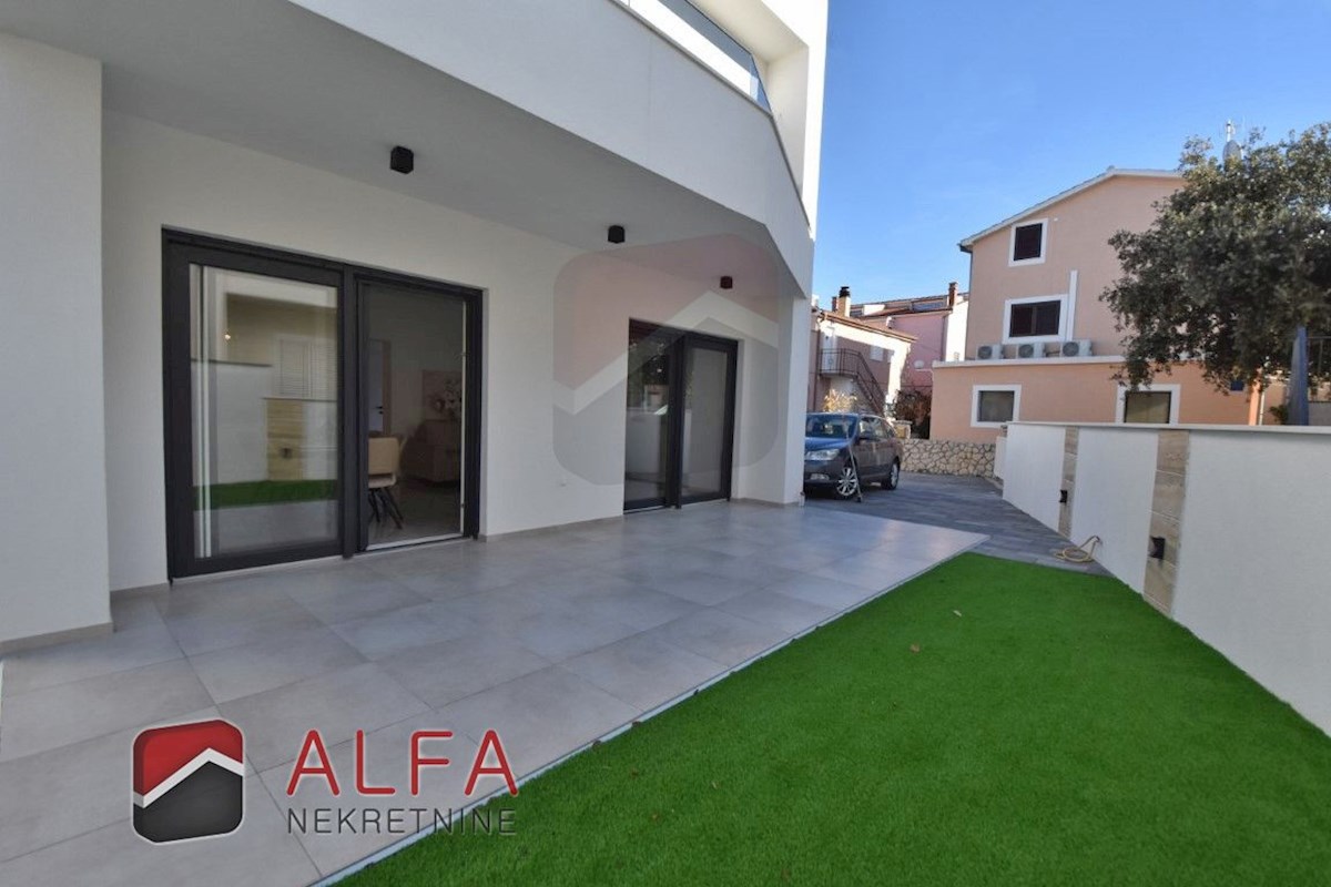 Hrvaška, Vodice, Srima, prodaja nova opremljena polpritlična hiša, blizu morja