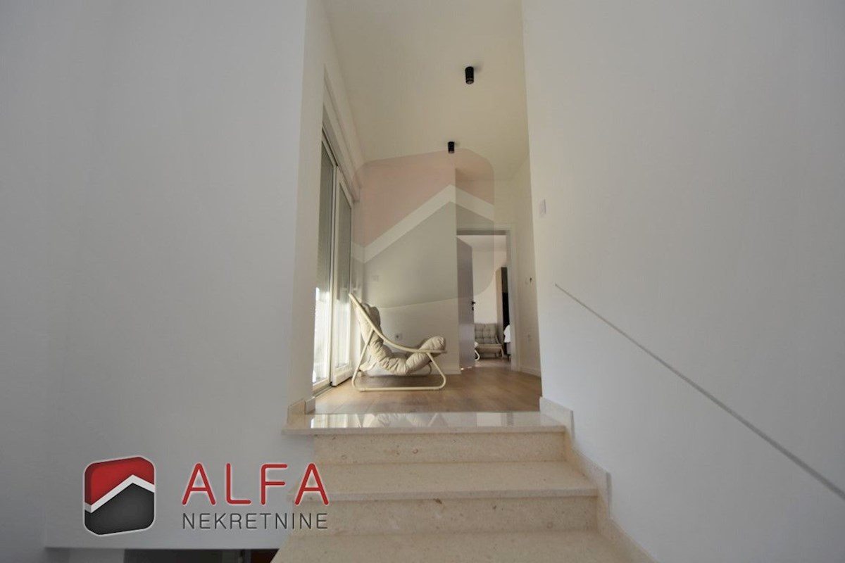 Hrvaška, Vodice, Srima, prodaja nova opremljena polpritlična hiša, blizu morja