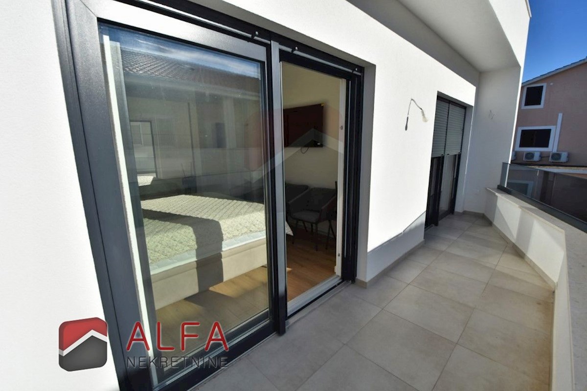 Hrvaška, Vodice, Srima, prodaja nova opremljena polpritlična hiša, blizu morja