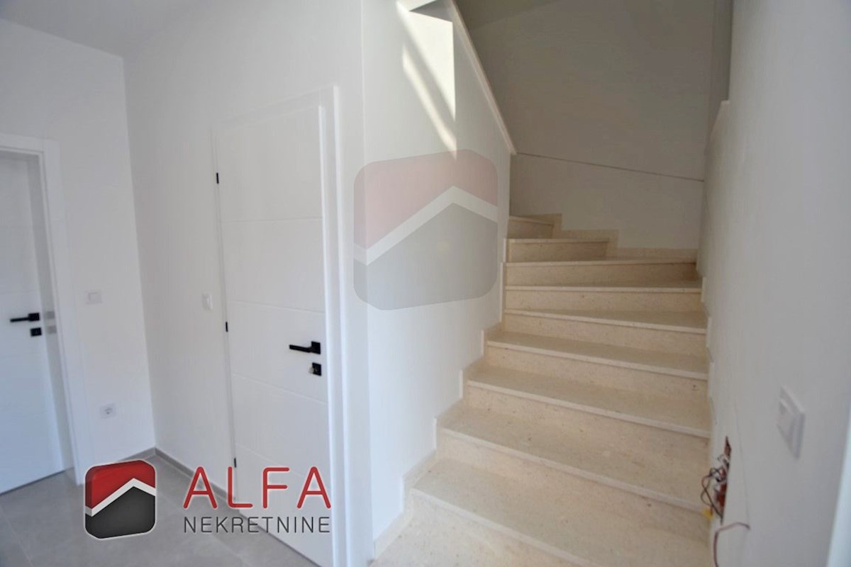 Hrvaška, Vodice, Srima, prodaja nova opremljena polpritlična hiša, blizu morja