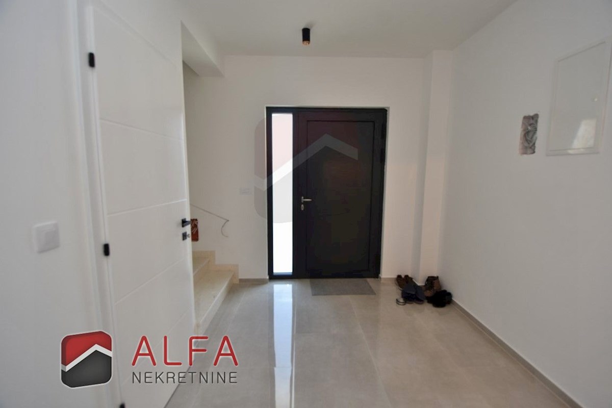 Hrvaška, Vodice, Srima, prodaja nova opremljena polpritlična hiša, blizu morja