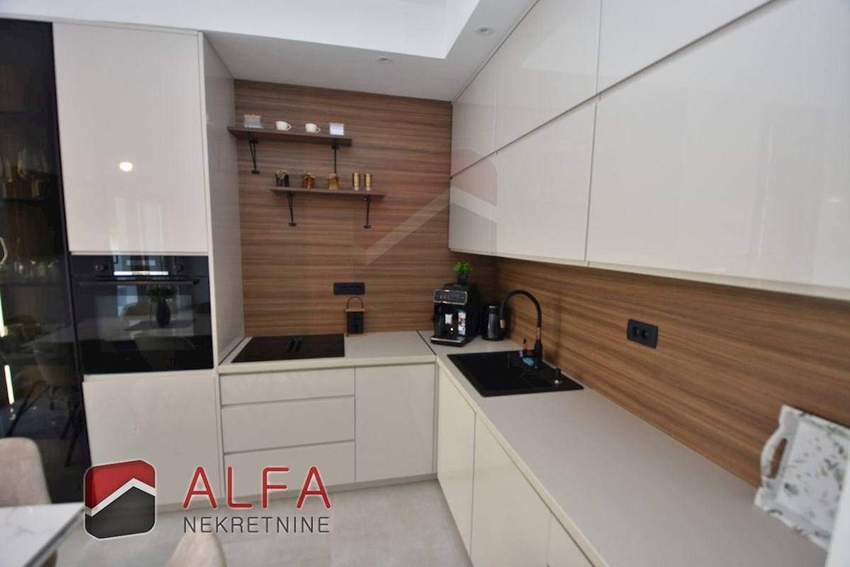 Hrvaška, Vodice, Srima, prodaja nova opremljena polpritlična hiša, blizu morja